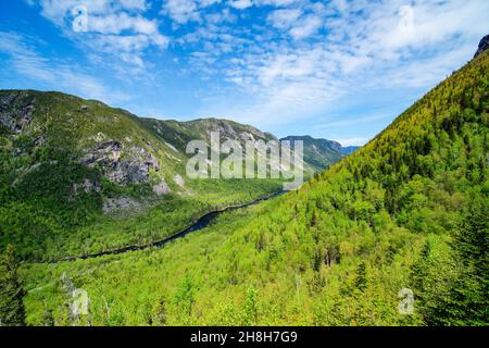 Überblick über das Tal bei einer Wanderung im Hautes-Gorges Nationalpark, Quebec, Kanada Stockfoto