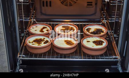 Traditionelles türkisches Dessert, Sutlak auf Tonteller. Gebackener Reispudding im Ofen Stockfoto