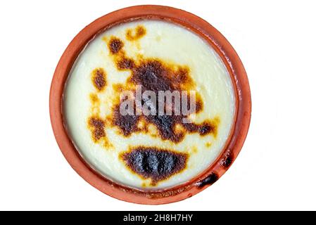 Traditionelles türkisches Dessert, Sutlak in Tonteller mit weißem Hintergrund Stockfoto