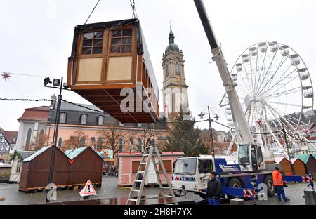 30. November 2021, Thüringen, Eisenach: Der Weihnachtsmarkt auf dem Marktplatz neben der Georgskirche wird abgebaut. Sie hatte am 22. November eröffnet, musste aber aufgrund einer neuen Corona-Verordnung am 24. November schließen. Thüringen gilt als einer der am stärksten von der vierten Welle der Corona-Pandemie betroffenen Bundesländer. Foto: Martin Schutt/dpa-Zentralbild/dpa Stockfoto