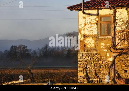 Alte Schlammhäuser in einem kleinen Dorf in den rhodopen in bulgarien Stockfoto