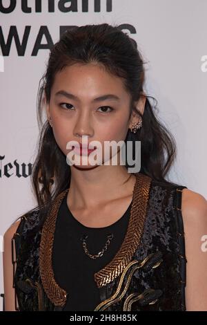 NEW YORK, NEW YORK - 29. NOVEMBER: Jung Ho-yeon nimmt an den Gotham Awards 2021 Teil, die das Gotham Film & Media Institute am 29. November 2021 in der Cipriani Wall Street in New York City verliehen hat. Stockfoto