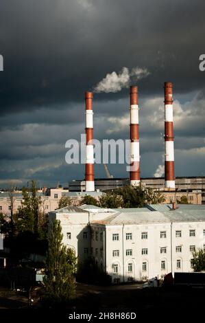 Schornsteine blasen über St. Petersburg Stockfoto