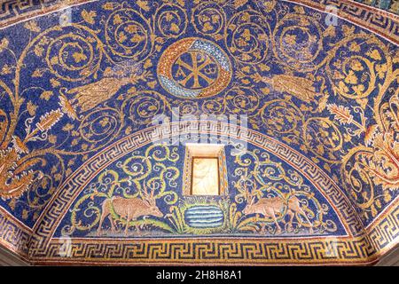 Ravenna, Italien - 01.11.2021 - das Mosaik der Hirsche und das Christogramm in Mausoleo di Galla Placidia, Emilia Romagna, Italien, Europa Stockfoto