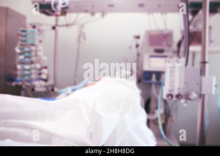 Patient auf der Intensivstation unter 24-stündiger ärztlicher Aufsicht, unfokussierter Hintergrund. Stockfoto