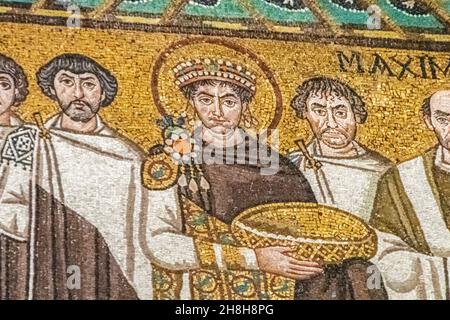 Ravenna, Italien - 01.11.2021 - berühmte frühchristliche Mosaiken in der Kirche San Vitale in Ravenna - byzantinisches Mosaik von Kaiser Justinian und seinem Gefolge, Stockfoto