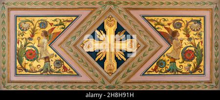 FERRARA, ITALIEN - 9. NOVEMBER 2021: Das Mannierismus-Gemälde mit dem Kreuz auf dem Seitenaltar in der Kirche Chiesa di San Francesco. Stockfoto