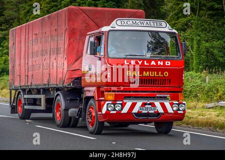 1984 Leyland Roadtrain T45 Traktor und Anhänger nähern sich Glenluce auf dem 2018 Ayshire Road Run. Stockfoto