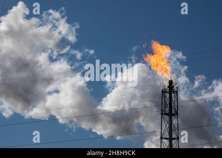 Oregon, Ohio - in der Ölraffinerie von Toledo wird Gas ausgeworfen. Stockfoto