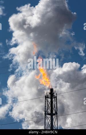 Oregon, Ohio - in der Ölraffinerie von Toledo wird Gas ausgeworfen. Stockfoto