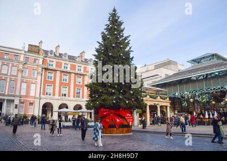 Weihnachtsbaum in Covent Garden, London, Großbritannien. November 2021. Stockfoto