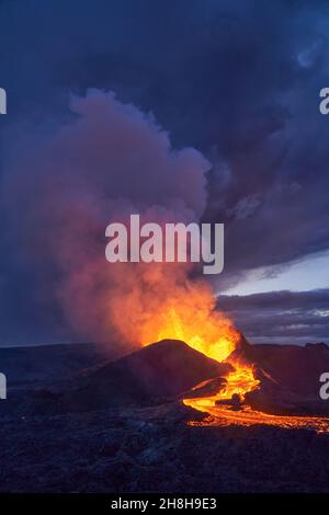 Der Fagradalsfjall-Vulkan im Süden Islands im Frühjahr 2021, als der Ausbruch der aktivste, aber noch zugänglichste war Stockfoto