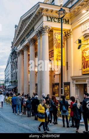 Menschen stehen vor dem Lyceum Theater, um eine Aufführung des König der Löwen, Covent Garden, London, Großbritannien, zu sehen. Stockfoto