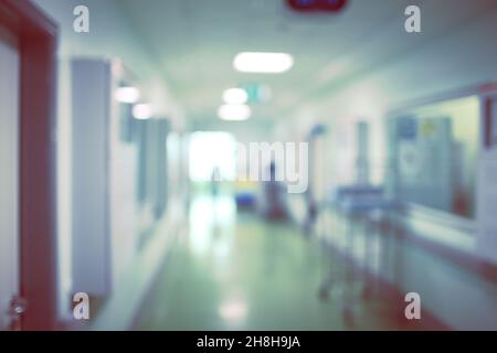 Krankenhausabteilung mit einkommender Figur, unfokussierter Hintergrund. Stockfoto