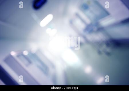 Gesundheitsgebäude Gang mit hellem Licht am Ende des Korridors, unfokussierter Hintergrund. Stockfoto