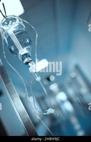 Medizinische Lösung, die auf einem Stativ im Flur des Krankenhauses hängt. Stockfoto