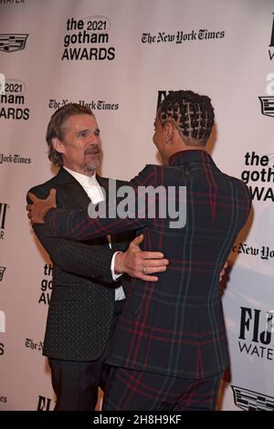 NEW YORK, NEW YORK - 29. NOVEMBER: Ethan Hawke (L) und Joshua Caleb Johnson nehmen an den Gotham Awards 2021 Teil, die das Gotham Film & Media Institute am 29. November 2021 in der Cipriani Wall Street in New York City verliehen hat. Stockfoto