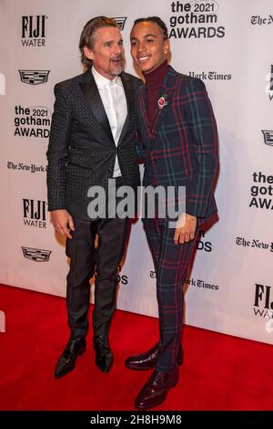 NEW YORK, NEW YORK - 29. NOVEMBER: Ethan Hawke (L) und Joshua Caleb Johnson nehmen an den Gotham Awards 2021 Teil, die das Gotham Film & Media Institute am 29. November 2021 in der Cipriani Wall Street in New York City verliehen hat. Stockfoto