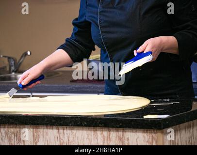 Der Prozess der Herstellung von Schokolade in einem Schokoladenstudio. Bitterschokolade mit natürlichen Zutaten. Stockfoto