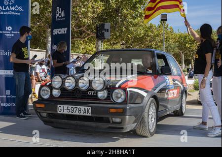 BARCELONA, SPANIEN - 03. Nov 2021: Eine Nahaufnahme eines schwarzen Volkswagen Golf GTI MK2, der auf der XVIII. Historischen Rallye der Costa Brava in Palamos, Spanien, vorgestellt wurde Stockfoto