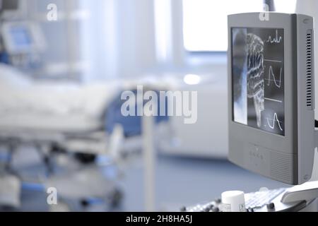 Medizinische Testergebnisse werden auf dem Computermonitor auf der Station des Patienten dargestellt Stockfoto