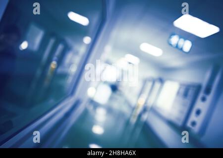 Verschwommene Ansicht einer Krankenhausabteilung mit Reflexion der Krankenschwester und der optischen Perspektive, unfokussierter Hintergrund. Stockfoto