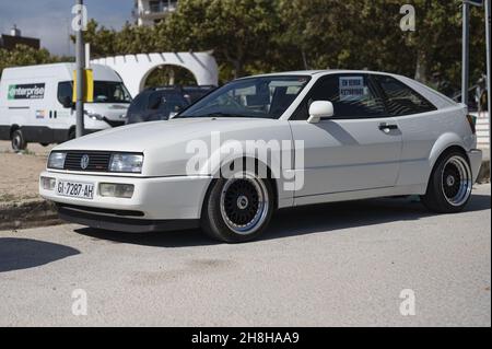 PALAMOS, SPANIEN - 03. Nov 2021: Nahaufnahme eines weißen Volkswagen Corrado, der auf der Straße in Palamos, Spanien, geparkt ist Stockfoto