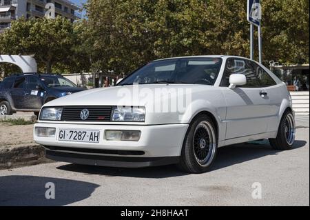 PALAMOS, SPANIEN - 03. Nov 2021: Nahaufnahme eines weißen Volkswagen Corrado, der auf der Straße in Palamos, Spanien, geparkt ist Stockfoto