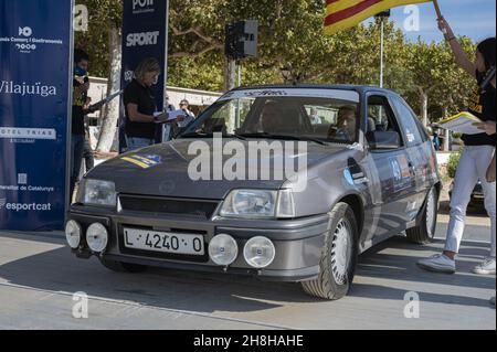 PALAMOS, SPANIEN - 03. Nov 2021: Nahaufnahme eines Opel Kadett bei der XVIII historischen Rallye Costa Brava in Palamos, Spanien Stockfoto