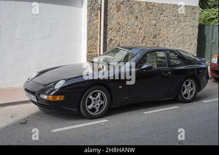 PALAMOS, SPANIEN - 03. Nov 2021: Nahaufnahme eines schwarzen Porsche 968, der auf einer Straße in Palamos, Spanien, geparkt ist Stockfoto