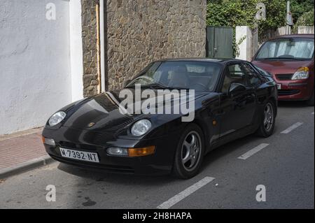 PALAMOS, SPANIEN - 03. Nov 2021: Nahaufnahme eines schwarzen Porsche 968, der auf einer Straße in Palamos, Spanien, geparkt ist Stockfoto