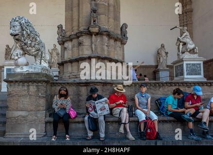 Freilichtmuseum der klassischen und Renaissance-Skulpturen Loggia de Lanzi auf der Piazza della Signoria. Palazzo Vecchio. Florenz. Stockfoto