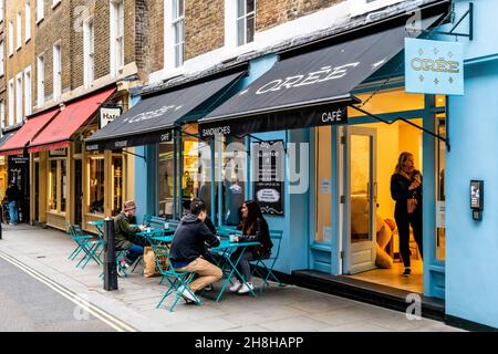 Kunden, die vor der Oree Boulangerie/Patisserie, New Road, Covent Garden, London, Großbritannien, sitzen. Stockfoto