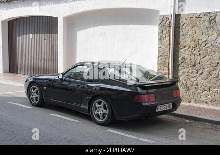 PALAMOS, SPANIEN - 03. Nov 2021: Nahaufnahme eines schwarzen Porsche 968, der auf einer Straße in Palamos, Spanien, geparkt ist Stockfoto