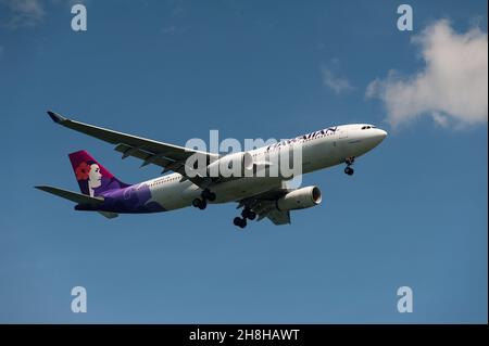 29.11.2021, Singapur, Republik Singapur, Asien - Ein Passagierflugzeug der Hawaiian Airlines Airbus A330-200 nähert sich dem Changi Airport zur Landung. Stockfoto