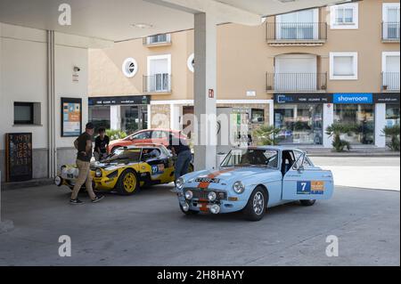 PALAMOS, SPANIEN - 03. Nov 2021: Nahaufnahme eines MGB-Sportwagens an einer Tankstelle in Palamos, Spanien Stockfoto