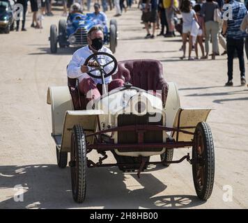 PALAMOS, SPANIEN - 03. Nov 2021: Nahaufnahme eines Sizaire-Naudin-Rivens bei der XVIII. Historischen Rallye der Costa Brava in Palamos, Spanien Stockfoto