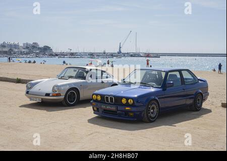 PALAMOS, SPANIEN - 03. Nov 2021: Ein blauer BMW E30 parkte in Strandnähe in Palamos, Spanien Stockfoto