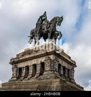 1. November 2021 - Koblenz, Deutschland: Die Äquatorialstatue von Kaiser Wilhelm I. am Deutschen Eck, wo Rhein und Mosel aufeinandertreffen. Diese Statue ist ein wichtiges Symbol der Vereinigung Deutschlands Stockfoto