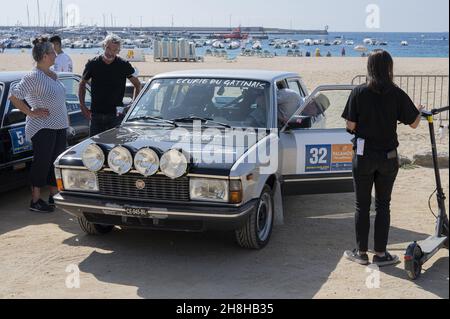 PALAMOS, SPANIEN - 03. Nov 2021: Eine Nahaufnahme eines Fiat Argenta bei der XVIII historischen Rallye der Costa Brava in Palamos, Spanien Stockfoto