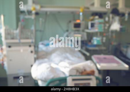 Unterstützende Betreuung sterbender Patienten auf der modern ausgestatteten Station, unfokussierter Hintergrund. Stockfoto