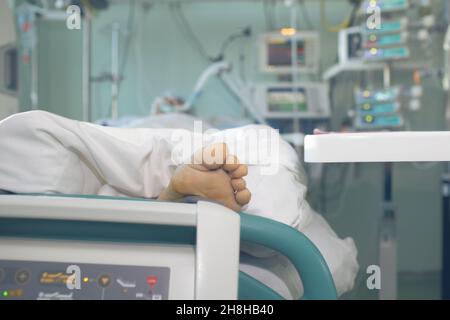 Patient in ernstem Zustand, angeschlossen an die lebenserhaltenden Geräte. Stockfoto
