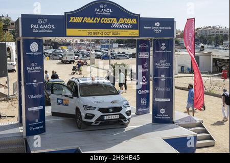 PALAMOS, SPANIEN - 03. Nov 2021: Ein SITZ Ateca bei der XVIII Costa Brava Historic Rally in Palamos, Spanien Stockfoto