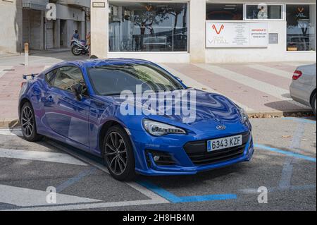 PALAMOS, SPANIEN - 03. Nov 2021: Nahaufnahme eines Blue Subaru BRZ Modells, das auf der Straße in Palamos, Spanien, geparkt ist Stockfoto