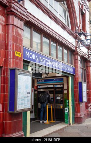 Eingang zum U-Bahnhof Mornington Crescent in London, Großbritannien Stockfoto