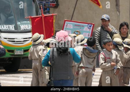 Karneval in Lima Peru Scouts Kinder Menschenmenge Menschen Person Junge Kind Bus Fahne Hut Hüte Plaque elegant gekleidet draußen spielen Eltern Vater spielen Stockfoto
