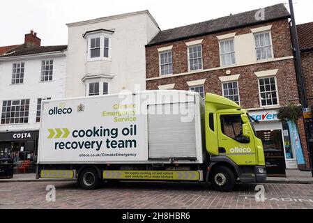 YARM, VEREINIGTES KÖNIGREICH - 13. Sep 2021: Ein Fahrzeug des Olleco-Teams zur Gewinnung von Speiseöl parkte in Yarm, North Yorkshire, Großbritannien Stockfoto