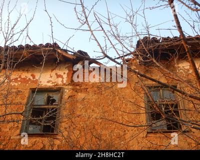 Alte Schlammhäuser in einem kleinen Dorf in den rhodopen in bulgarien Stockfoto