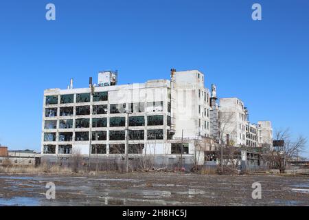 Verlassene Fisher 21 Fabrik an einem klaren Tag in Detroit Stockfoto