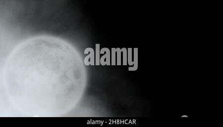 Digitales Komposit aus Vollmond bei Nacht mit Kopierraum Stockfoto